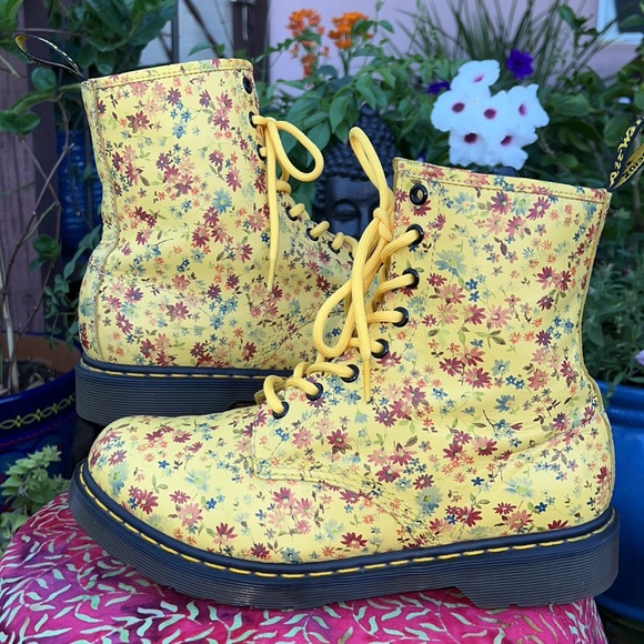 ☀️ 🌺 Dr. Martens 1460 Sunshine Yellow Daisy Floral Boots 🌺☀️ - Picture 1 of 17